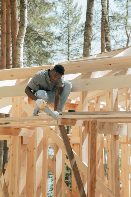 Bloques de madera apilados formando una construcción simple sobre una superficie neutra